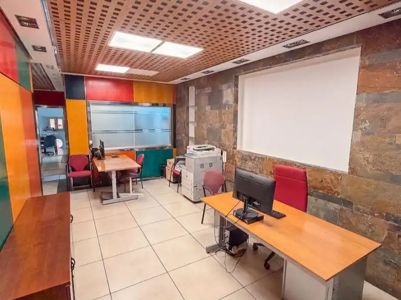 Bureau avec ascenseur à louer à Calle Béjar 33