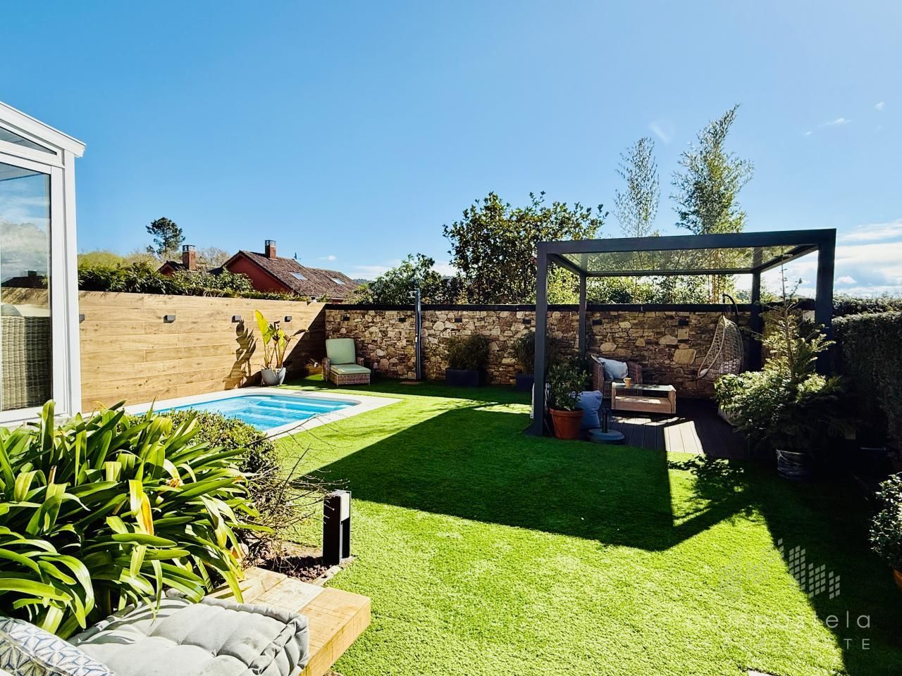 Piscina de Casa o xalet en venda en Santiago de Compostela  amb Calefacció, Jardí privat i Parquet