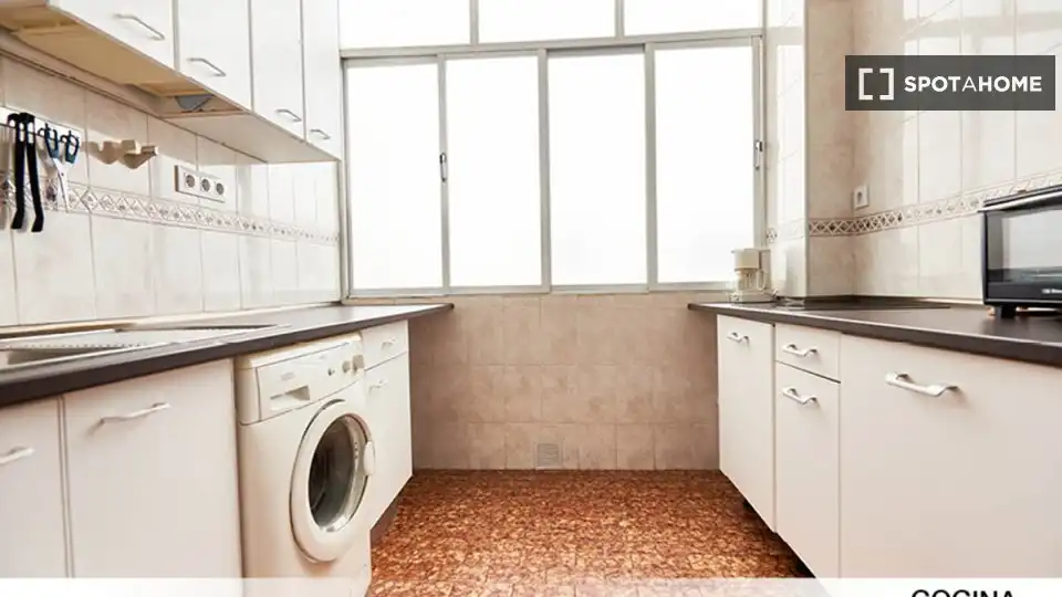 Cuina de Pis per a compartir en Sevilla amb Aire condicionat, Calefacció i Terrassa