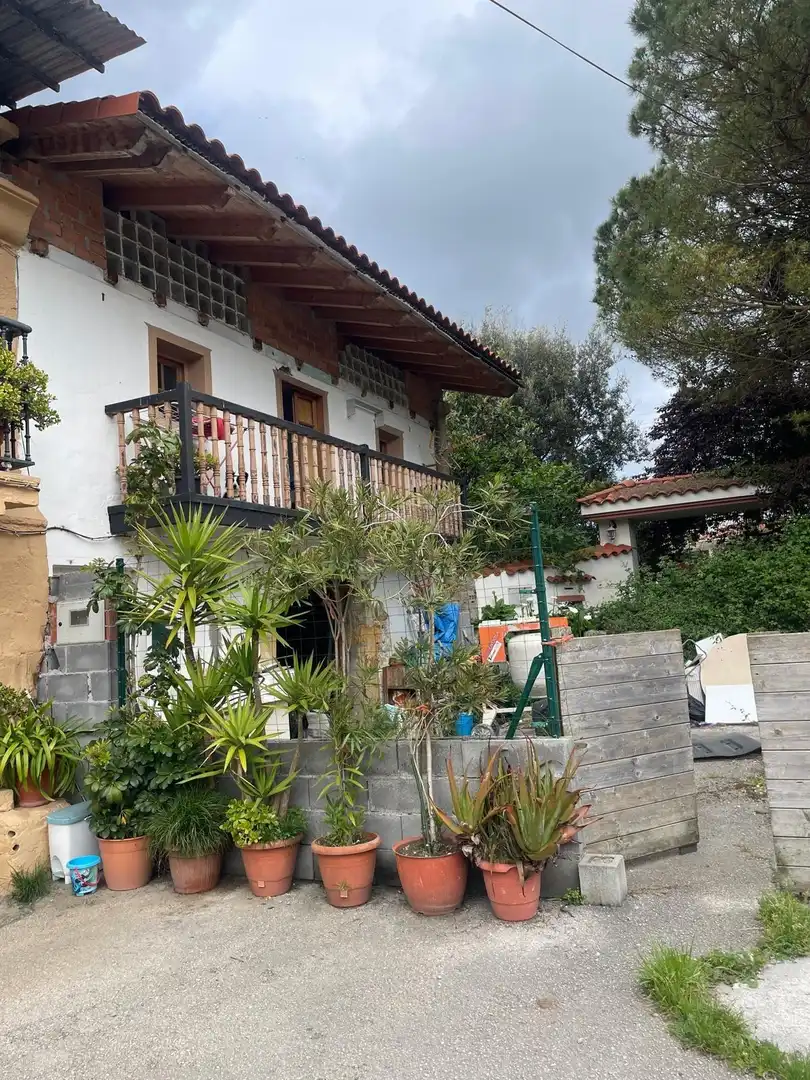 Außenansicht von Einfamilien-Reihenhaus zum Verkauf in Bárcena de Cicero mit Terrasse und Balkon