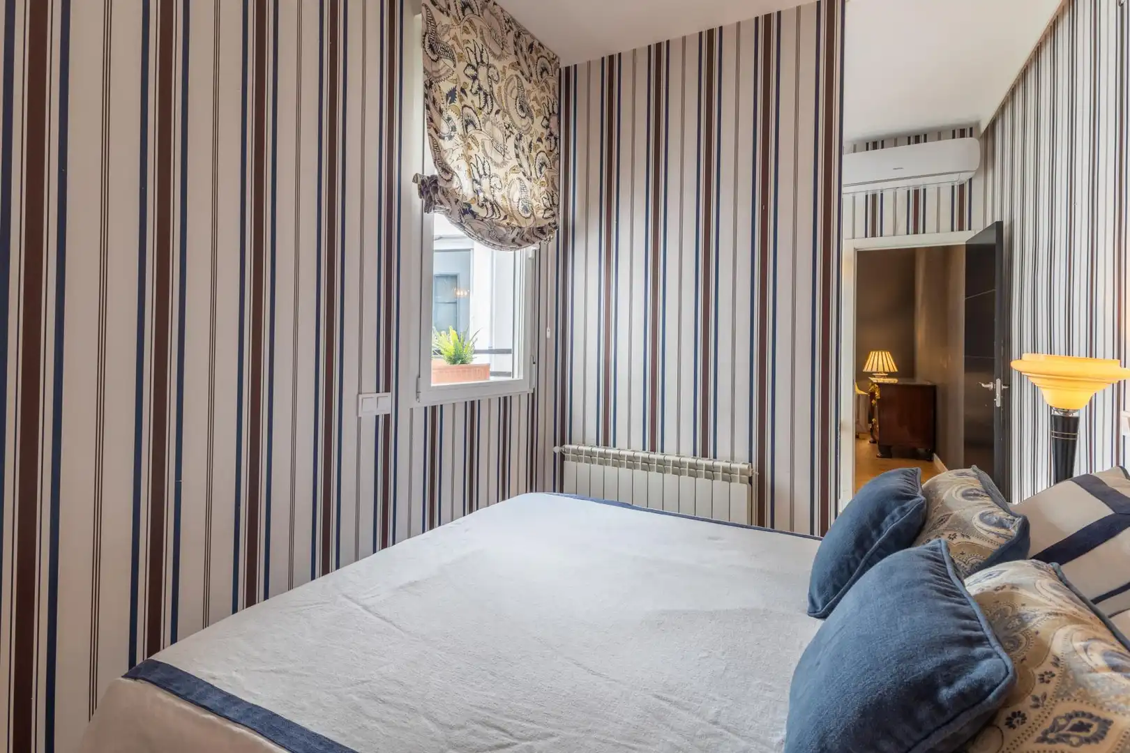 Dormitori de Apartament de lloguer en Madrid amb Aire condicionat, Calefacció i Moblat
