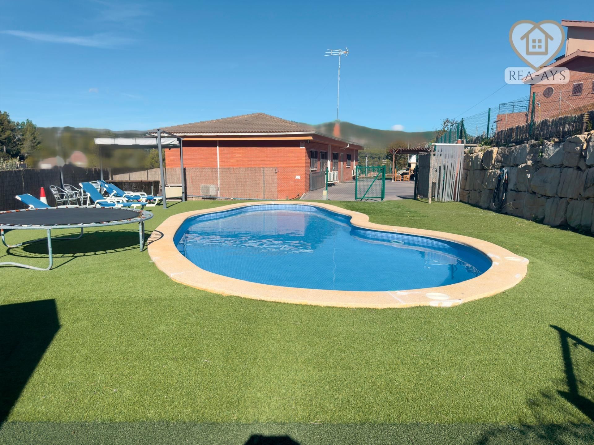 Piscina de Casa o chalet en venta en Vallirana con Aire acondicionado, Calefacción y Jardín privado