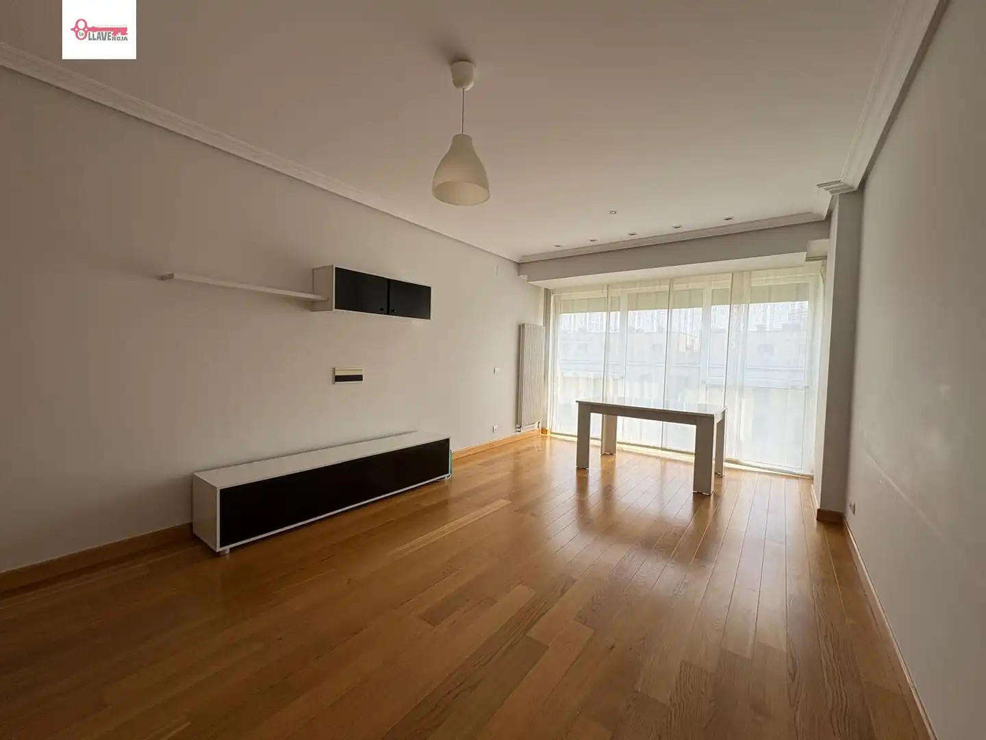 Sala d'estar de Apartament en venda en Burgos amb Calefacció, Traster i Piscina comunitària