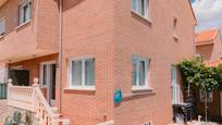 Vista exterior de Casa adosada en venda en Alcalá de Henares amb Aire condicionat i Piscina