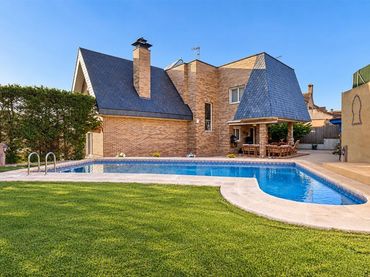Xalet amb piscina en venda a Los Villares