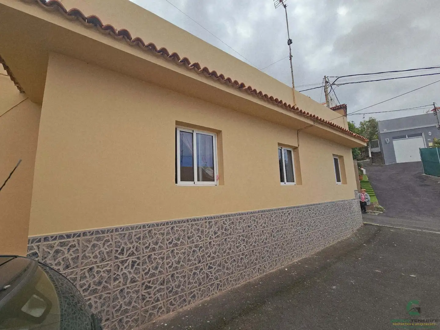 Außenansicht von Einfamilien-Reihenhaus zum Verkauf in Garachico mit Terrasse und Abstellraum