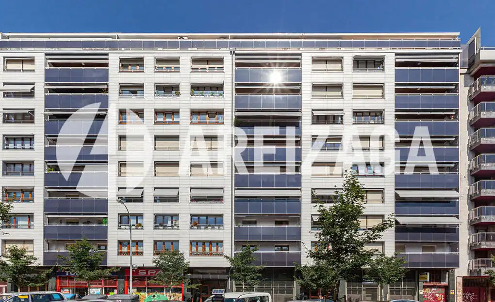 Vista exterior de Pis en venda en Donostia - San Sebastián  amb Calefacció i Balcó