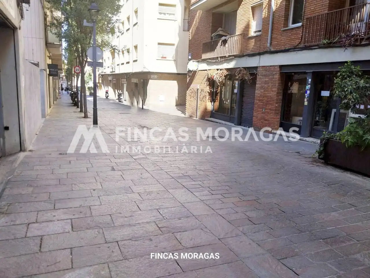 Vista exterior de Garatge en venda en Sant Cugat del Vallès amb Alarma