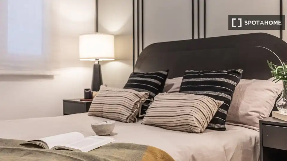 Dormitori de Apartament per a compartir en Madrid amb Aire condicionat, Terrassa i Moblat