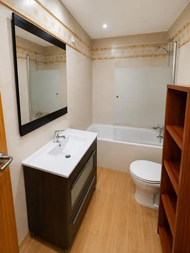 Badezimmer von Wohnung zum Verkauf in Zaragoza mit Klimaanlage, Heizung und Parkett