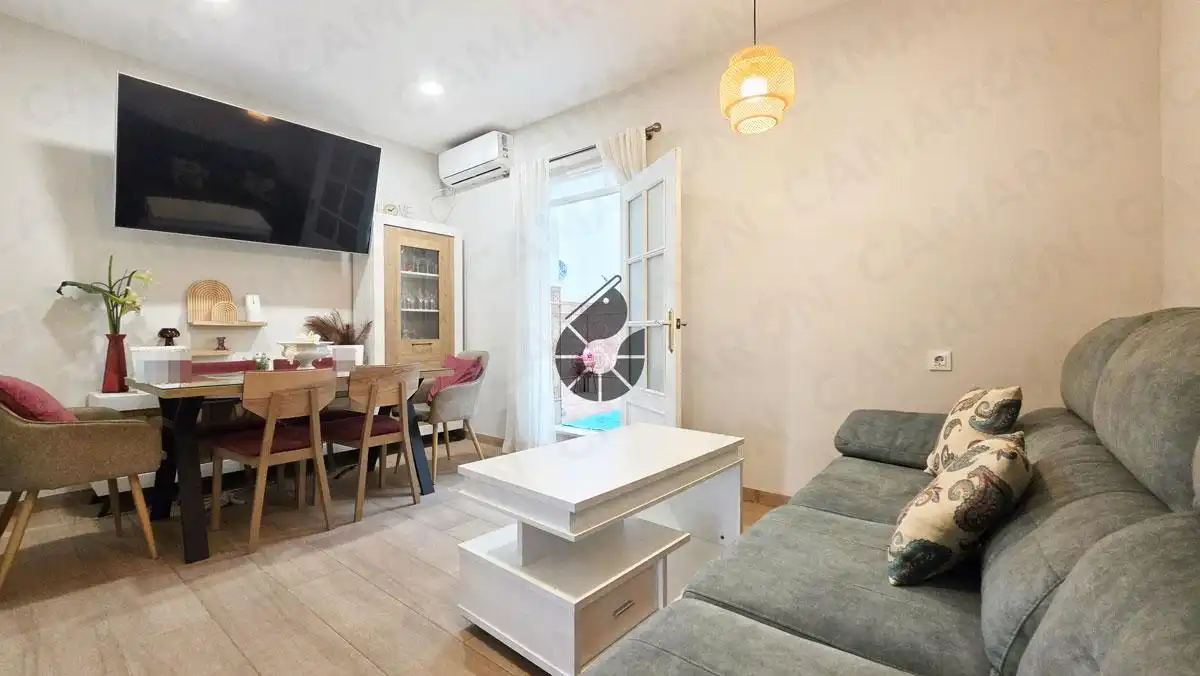 Sala d'estar de Casa adosada en venda en Coria del Río amb Aire condicionat, Parquet i Traster