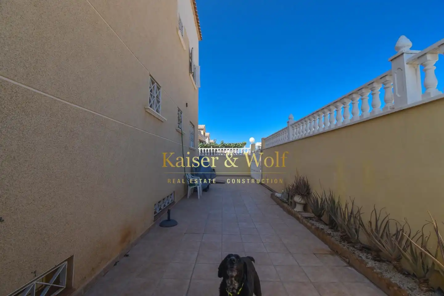 Vista exterior de Casa o xalet en venda en Torrevieja amb Jardí privat, Terrassa i Traster