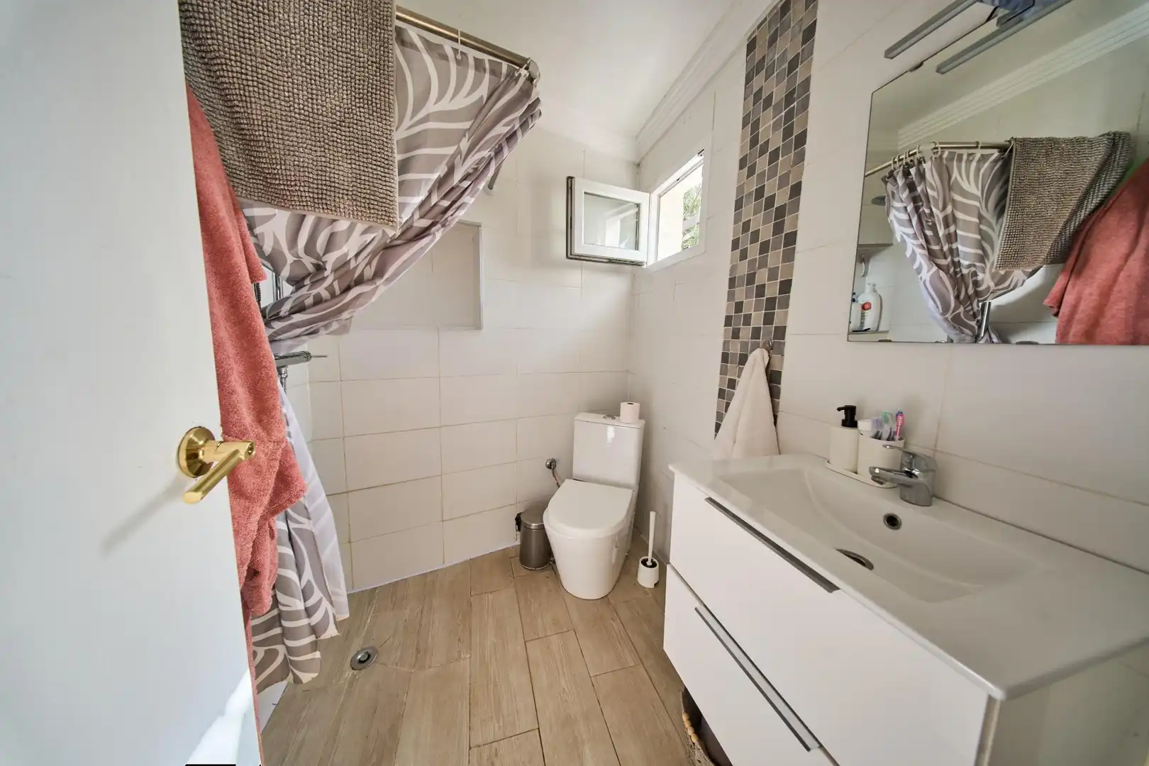 Baño de Finca rústica en venta en Villa de Otura con Jardín privado, Terraza y Piscina