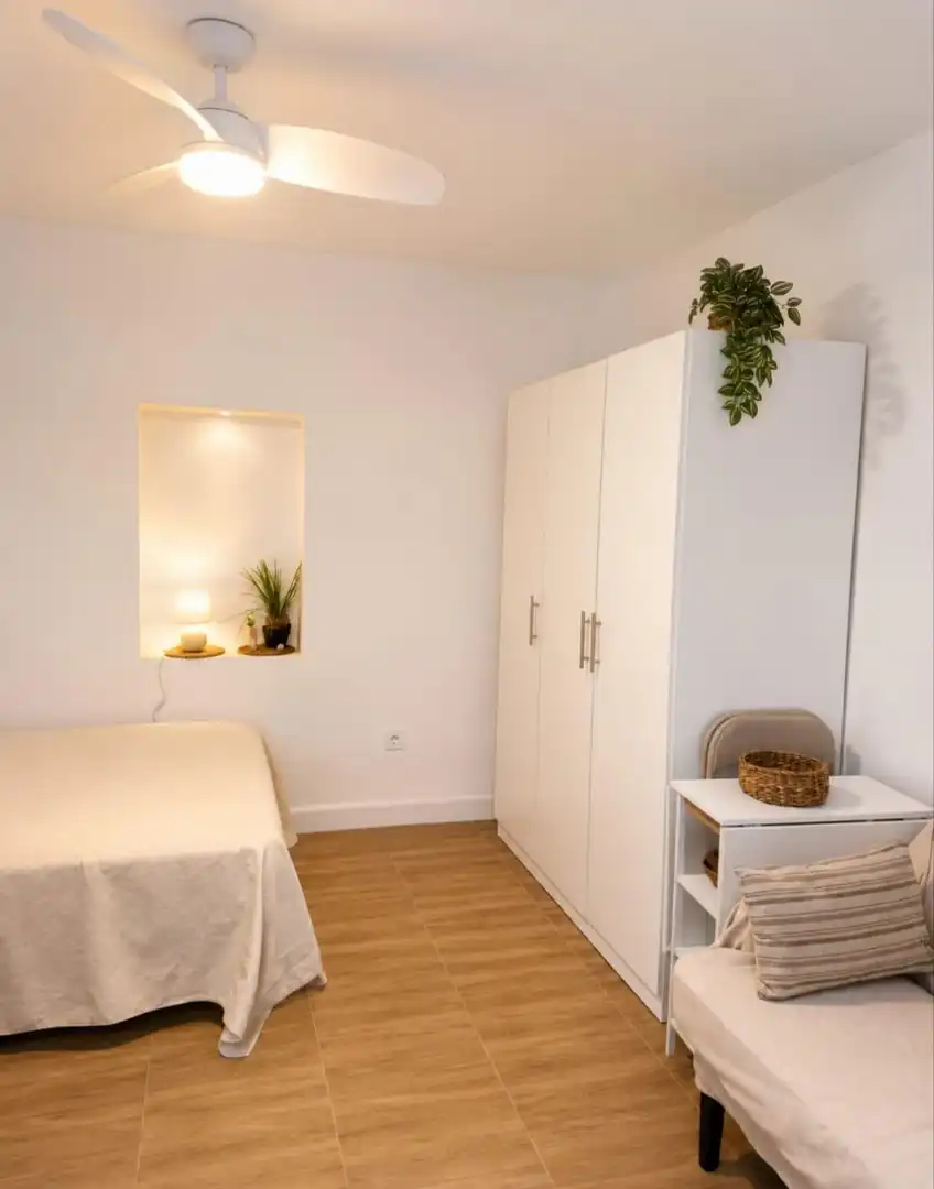 Dormitori de Apartament de lloguer en Sevilla amb Aire condicionat, Calefacció i Moblat