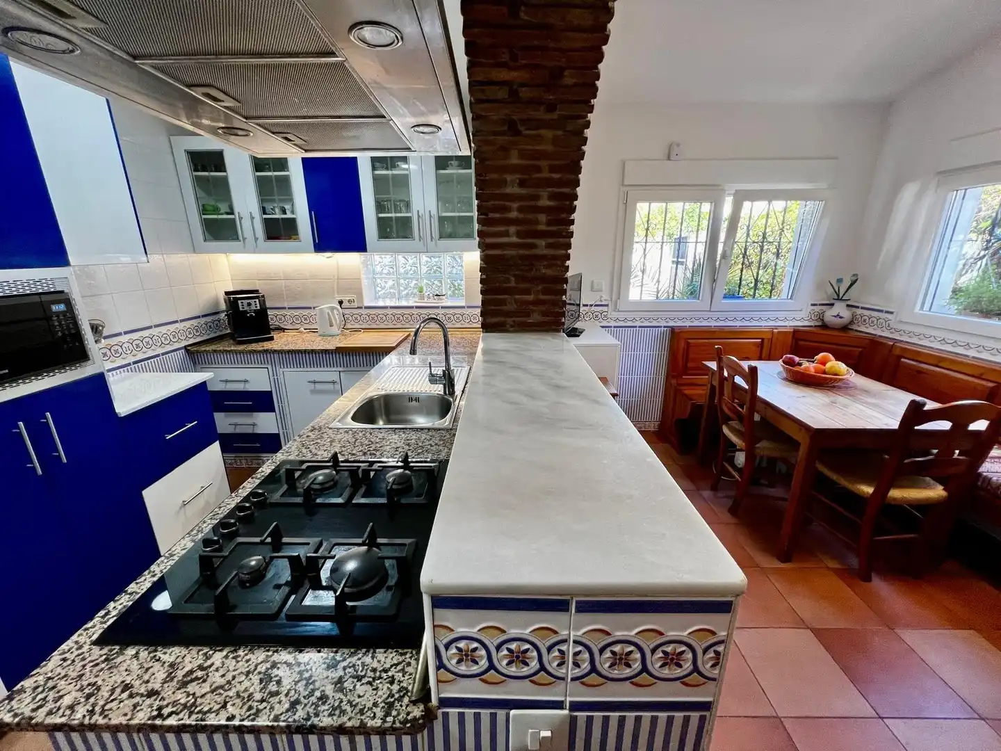 Cuina de Casa o xalet en venda en Málaga amb Aire condicionat, Calefacció i Jardí privat