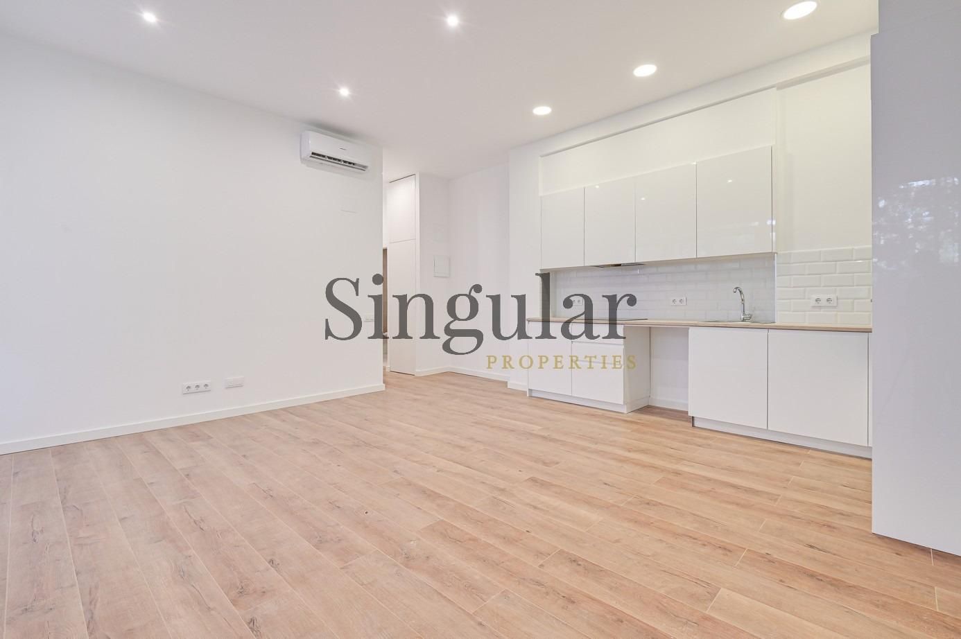 Bedroom of Flat for sale in  Barcelona Capital  with Air Conditioner, Heating and Parquet flooring