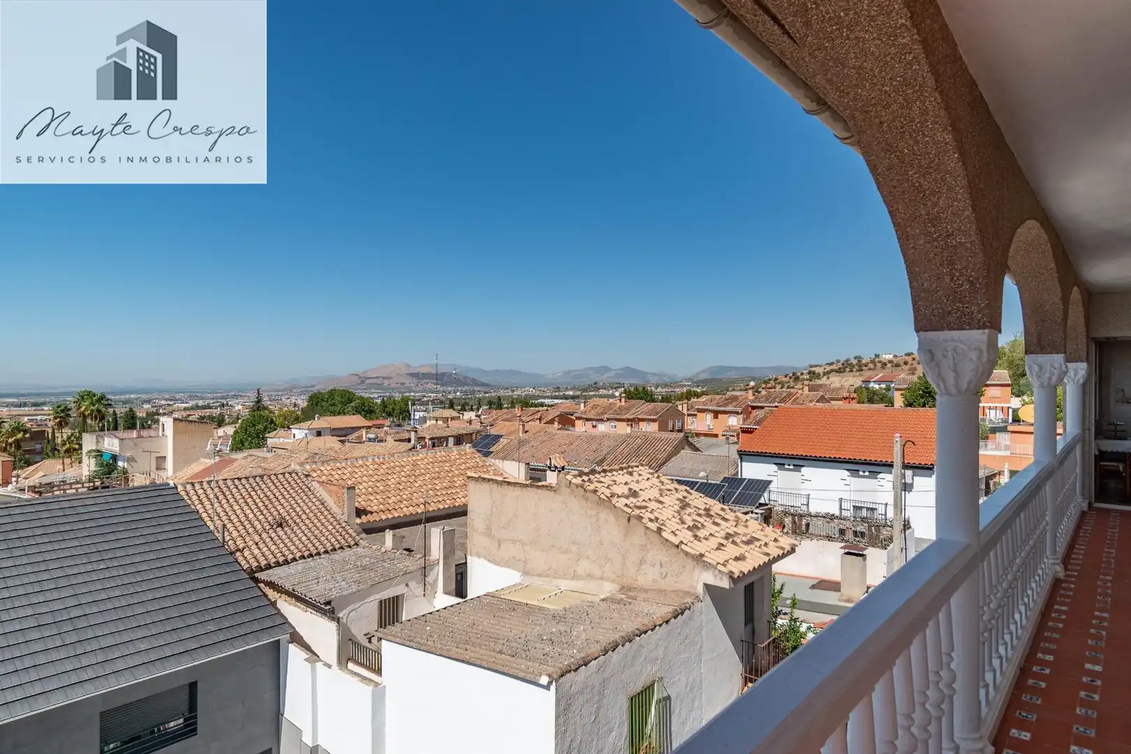 Vista exterior de Casa adosada en venta en Jun con Terraza, Amueblado y Alarma