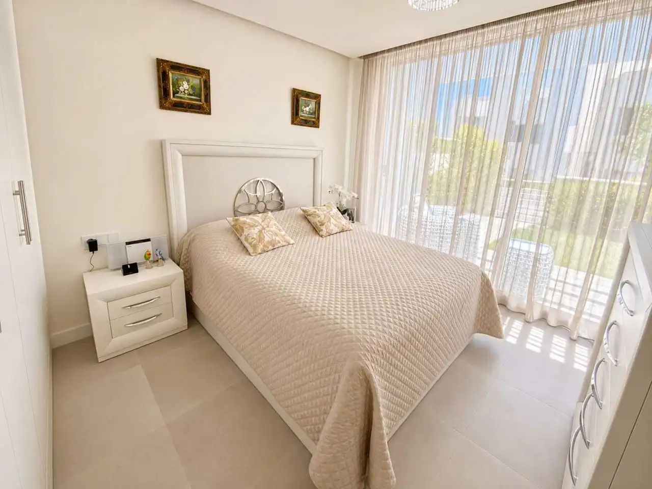 Dormitori de Casa adosada en venda en Sotogrande amb Aire condicionat, Calefacció i Jardí privat