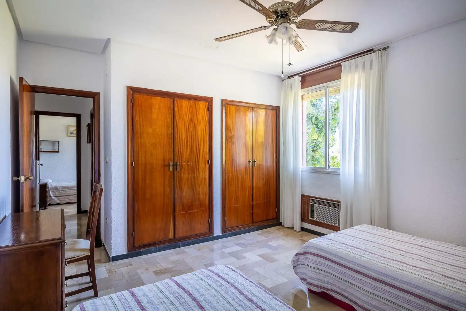 Habitación de Finca rústica en venta en Sanlúcar la Mayor con Calefacción, Jardín privado y Terraza