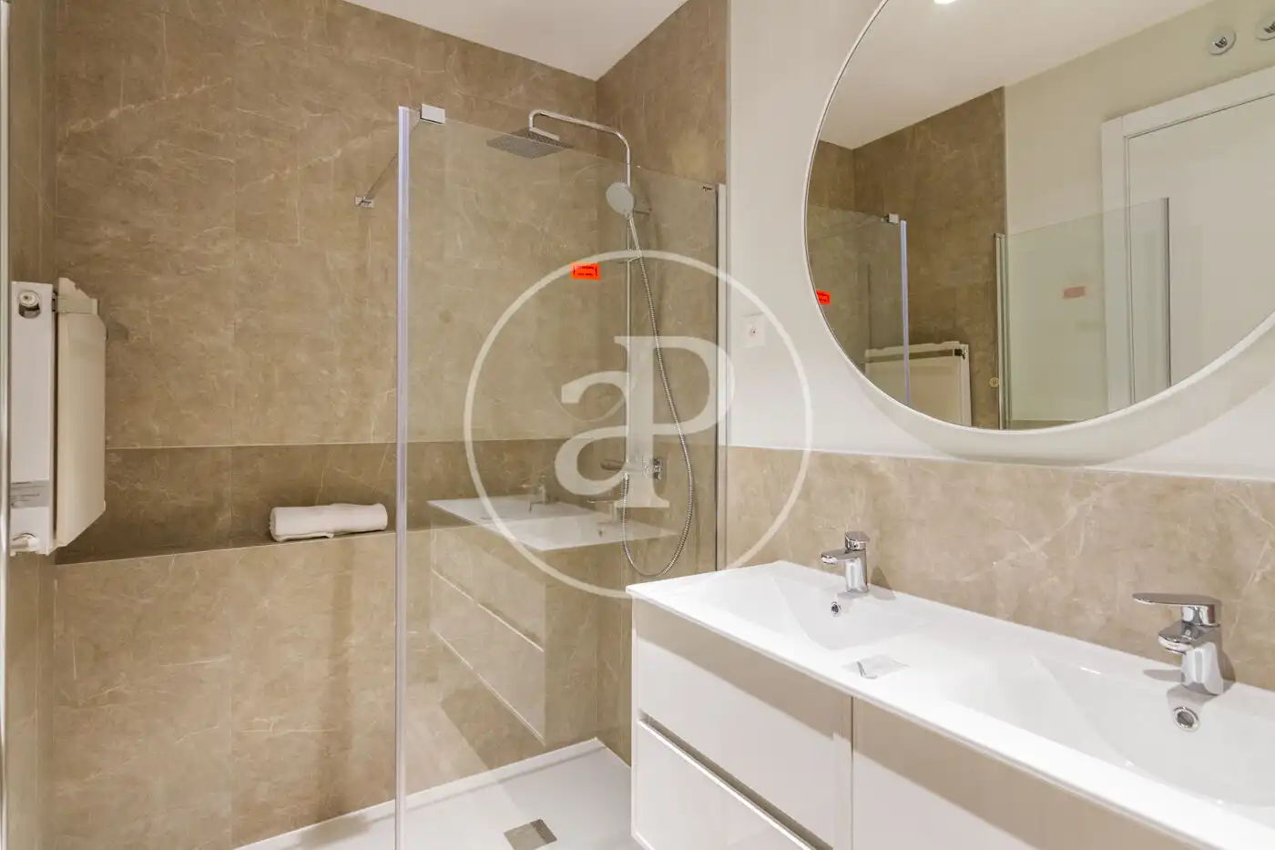 Bathroom of Flat for rent in Madrid  with Air Conditioner, Heating and Furnished