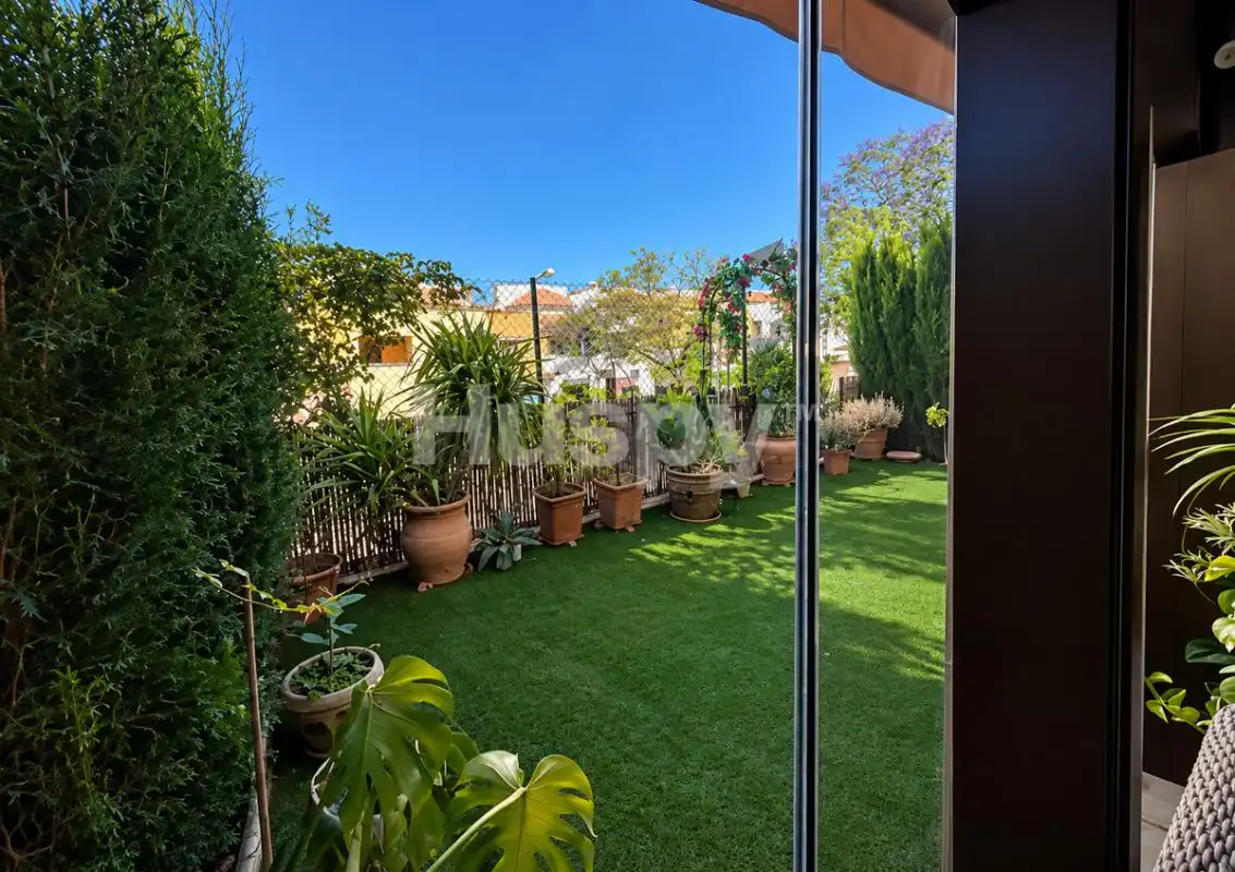 Jardí de Planta baixa en venda en Guillena amb Aire condicionat, Calefacció i Moblat