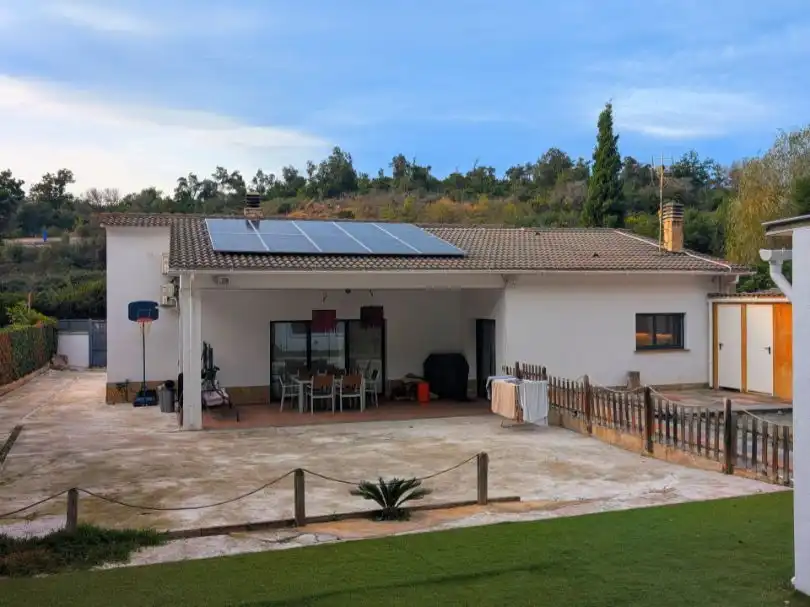 Casa amb piscina en venda a Carrer Comajuliana 11, imagen 2