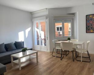 Sala d'estar de Apartament de lloguer en  Madrid Capital amb Aire condicionat, Moblat i Rentadora