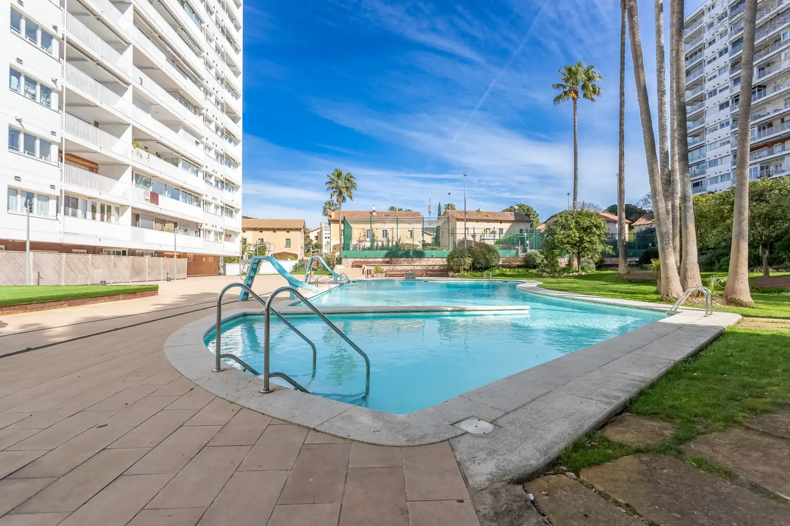 Schwimmbecken von Wohnung zum Verkauf in Barcelona mit Klimaanlage, Heizung und Parkett