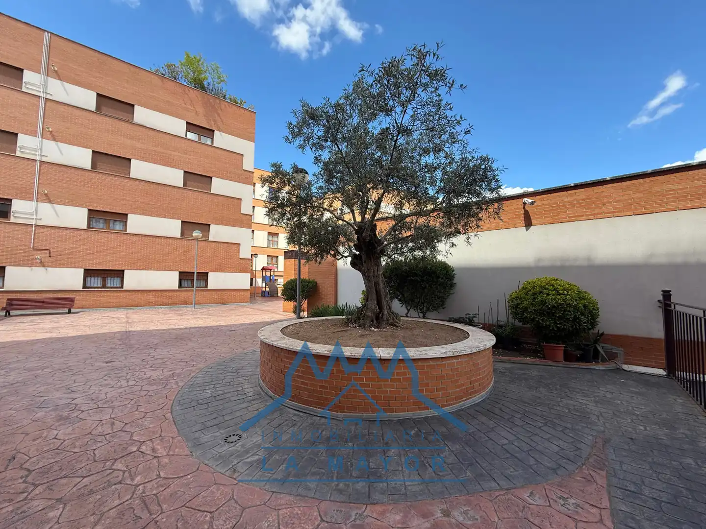 Vista exterior de Piso en venta en Ciudad Real con Parquet y Piscina comunitaria
