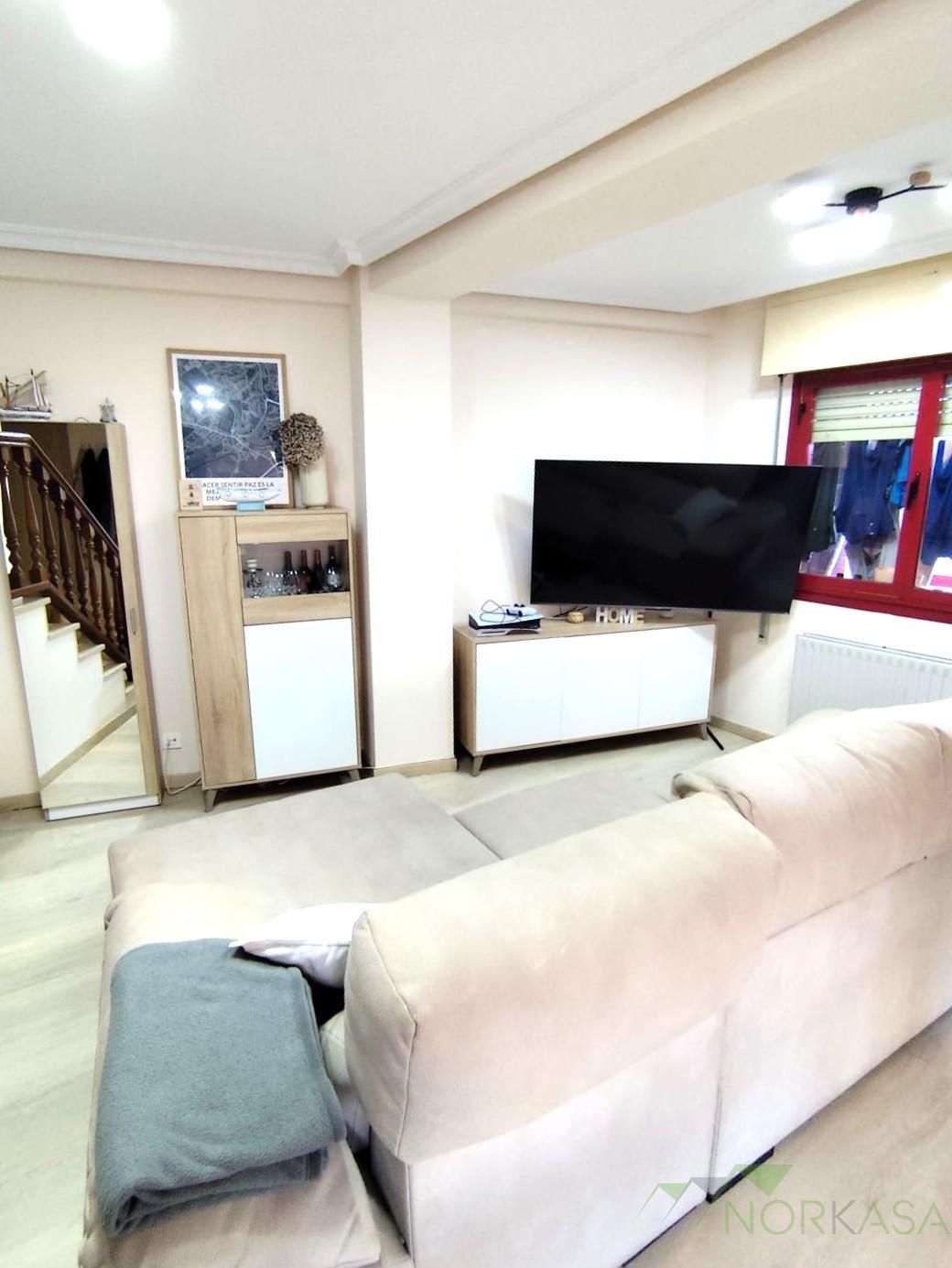 Sala de estar de Ático en venta en Oviedo  con Calefacción, Parquet y Terraza