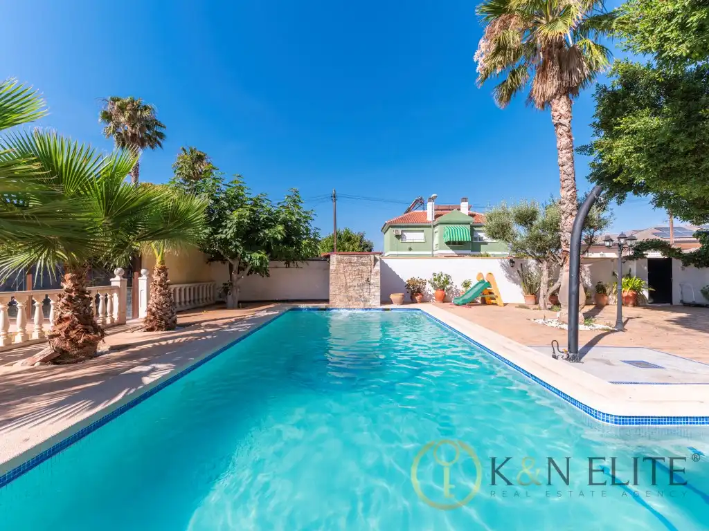 Vista exterior de Casa o xalet en venda en Mutxamel amb Aire condicionat, Jardí privat i Terrassa