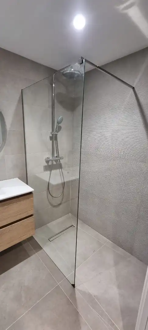 Badezimmer von Einfamilien-Reihenhaus zur Miete in Peni