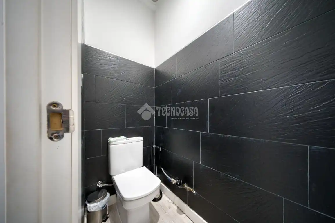 Bany de Local en venda en Valladolid amb Aire condicionat