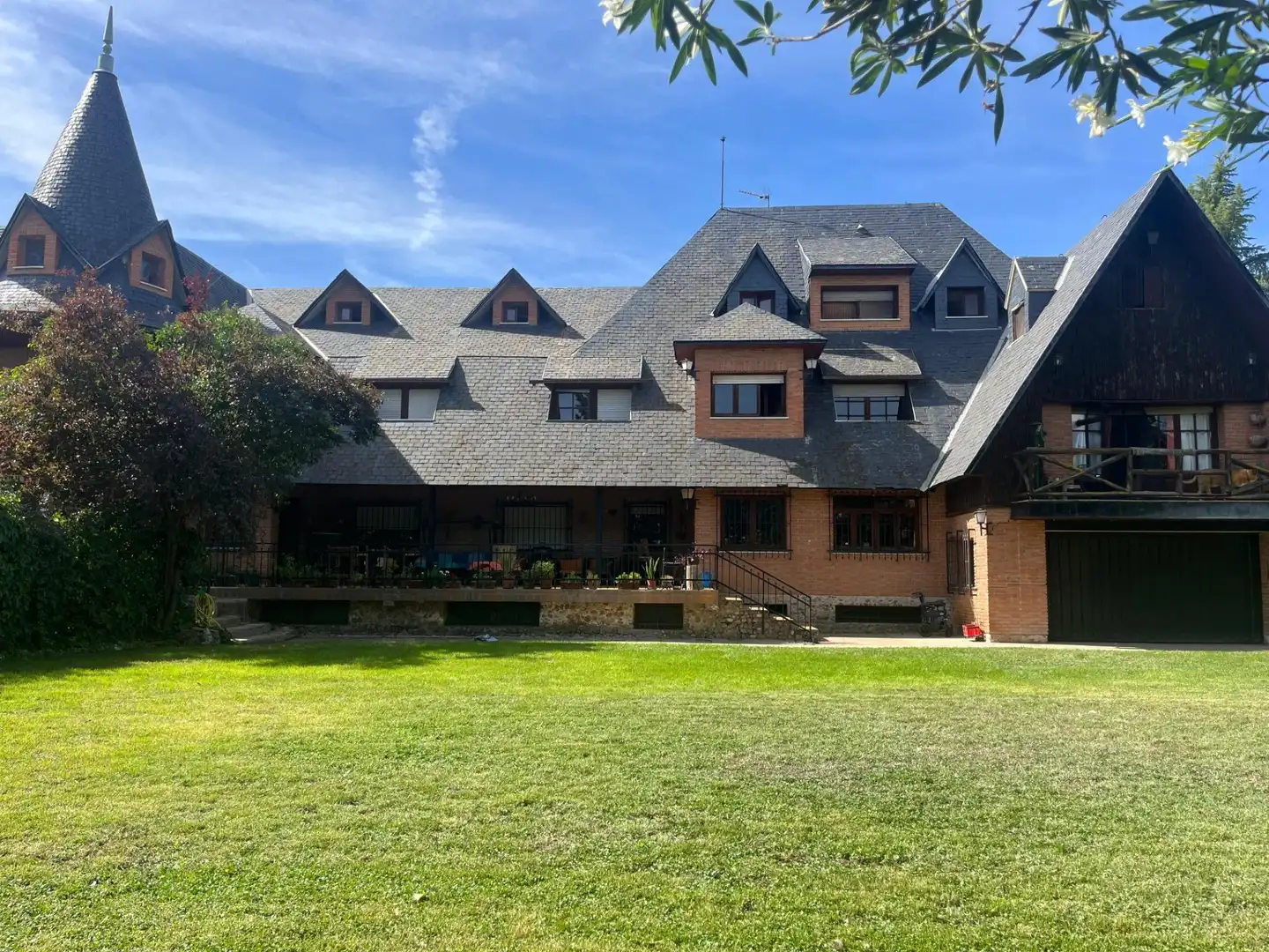 Vista exterior de Casa o chalet en venta en Villanueva de la Cañada con Piscina y Balcón