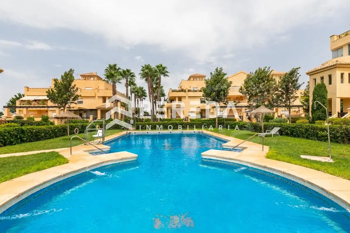Vista exterior de Apartament en venda en Roquetas de Mar amb Piscina comunitària