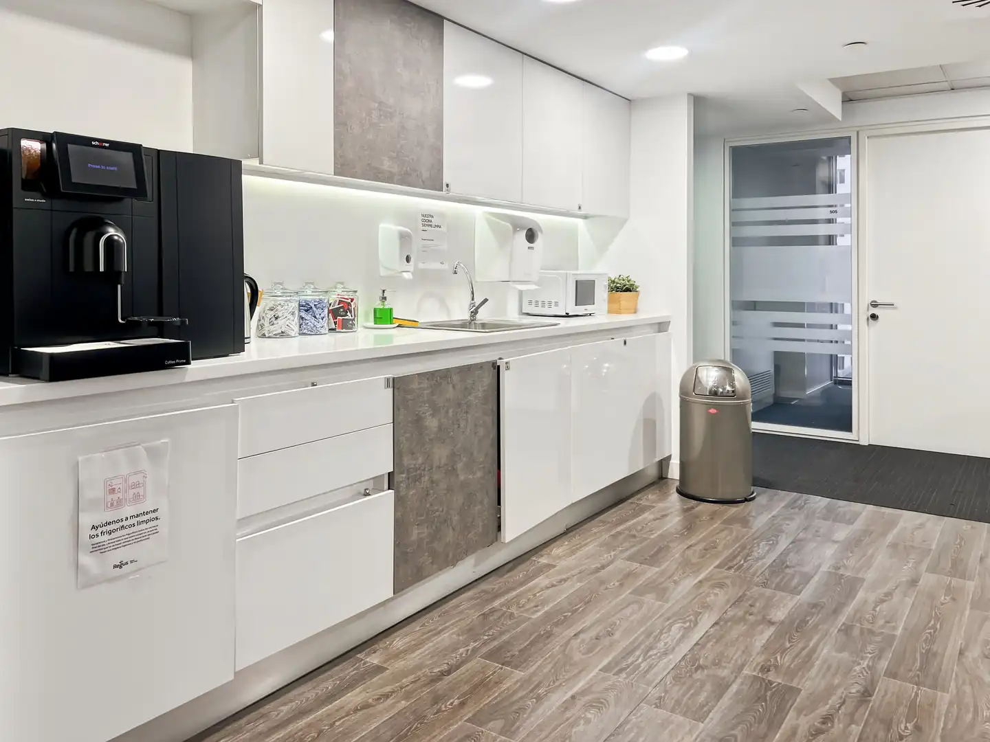 Cocina de Oficina de alquiler en Madrid con Aire acondicionado, Calefacción y Amueblado