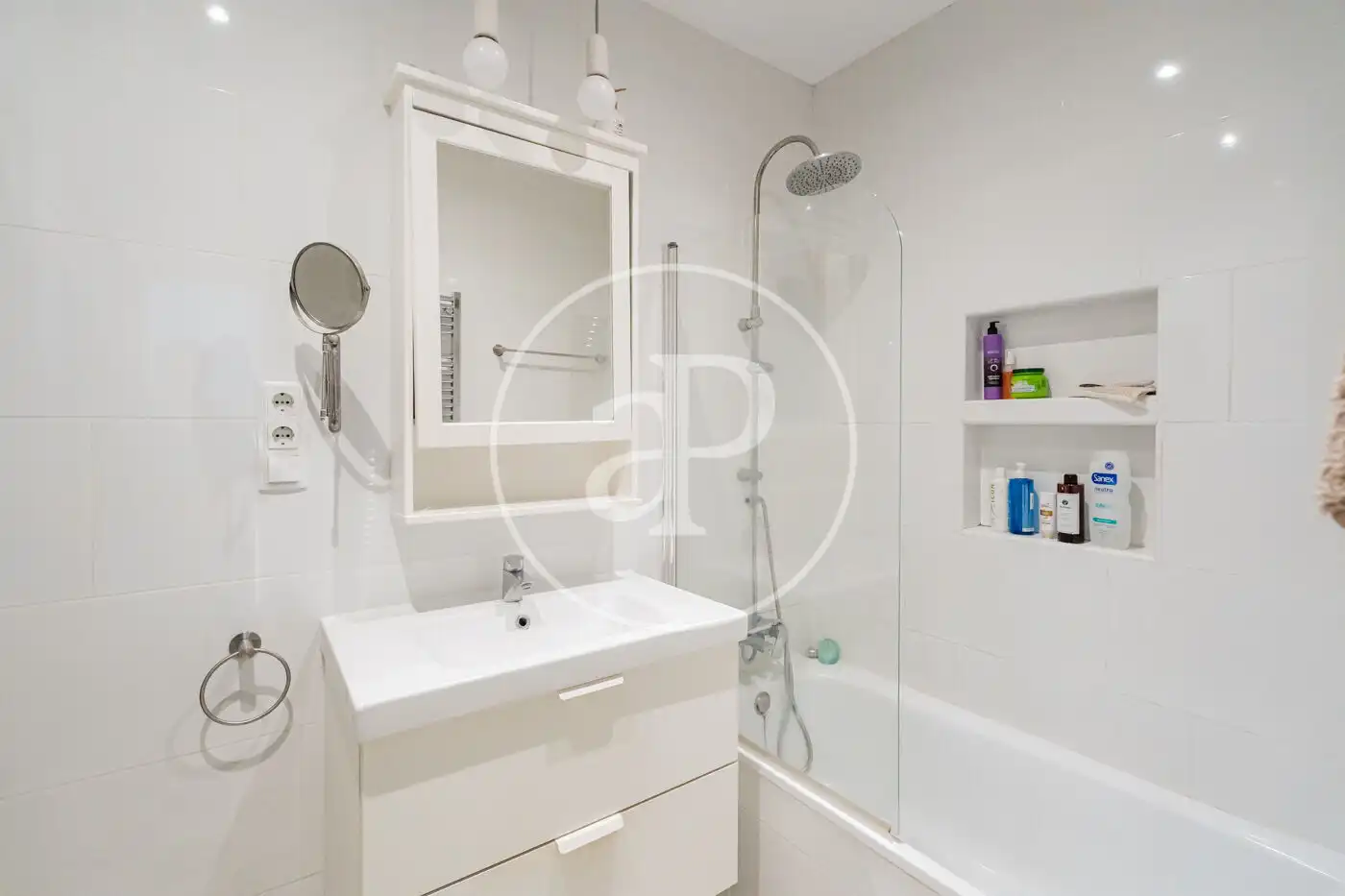 Bathroom of Flat for rent in Madrid  with Air Conditioner, Heating and Balcony