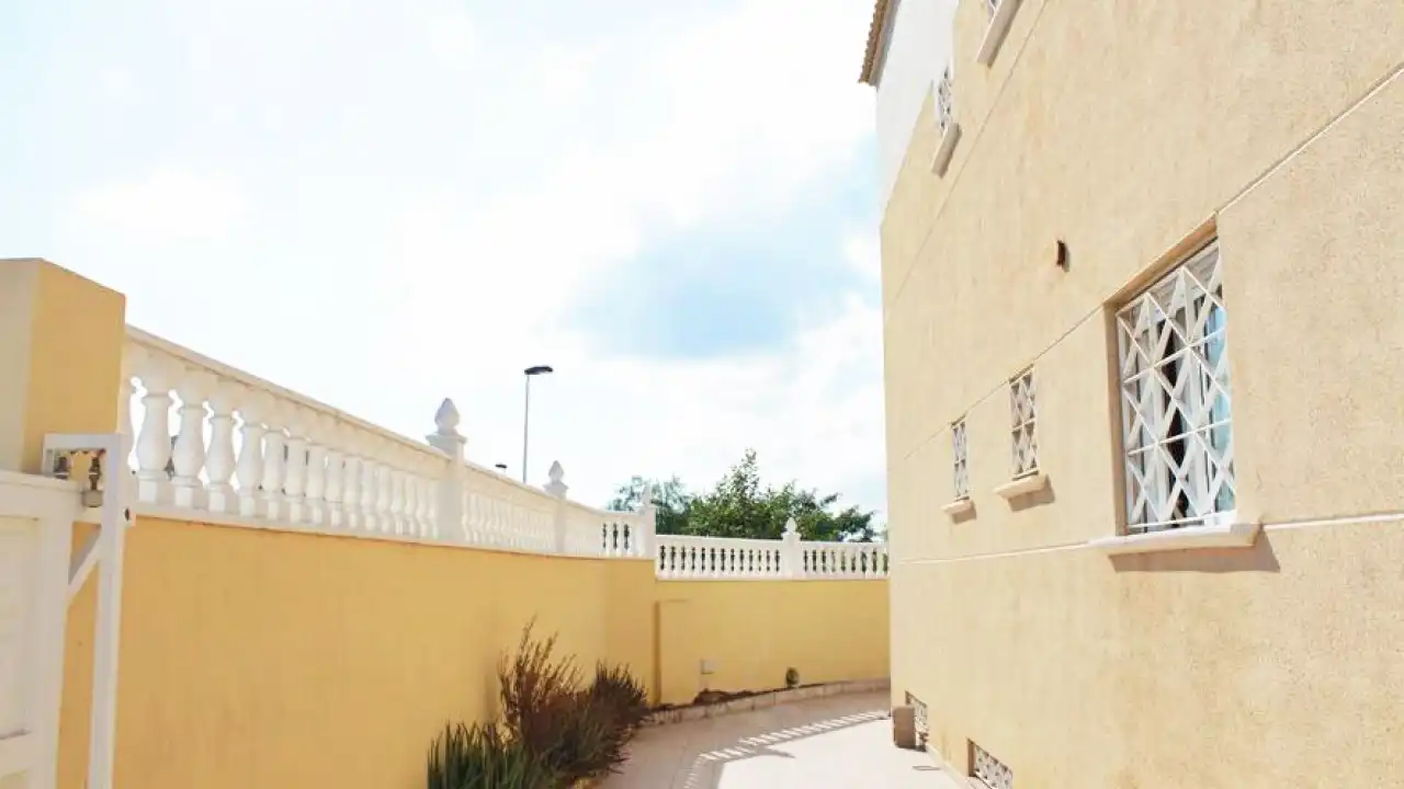 Vista exterior de Casa o xalet en venda en Torrevieja amb Piscina