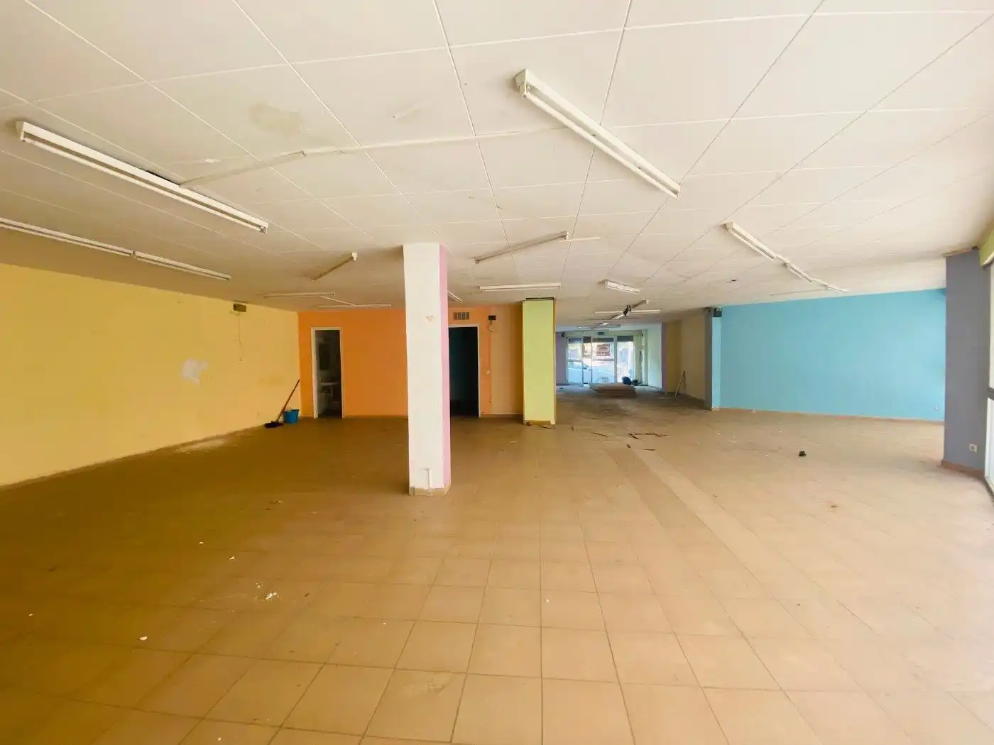 Business premises for sale in Avinguda Marignane 7, imagen 5
