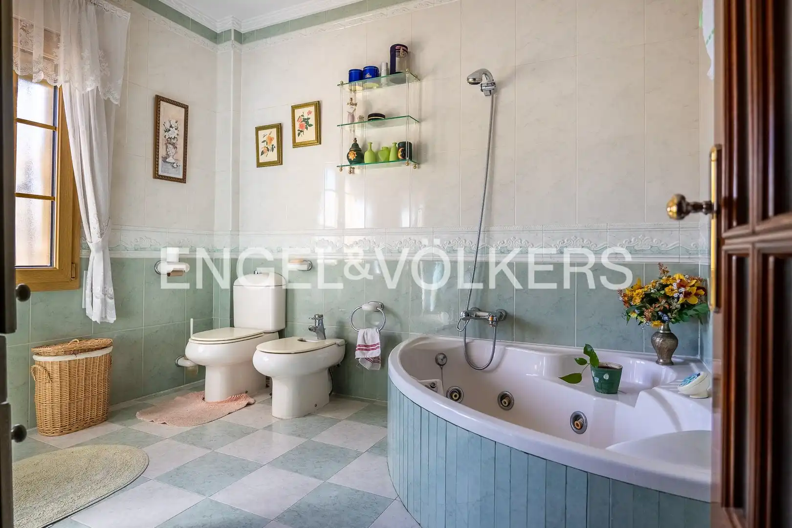 Bathroom of Houses for sale in Sevilla  with Air Conditioner, Heating and Private garden