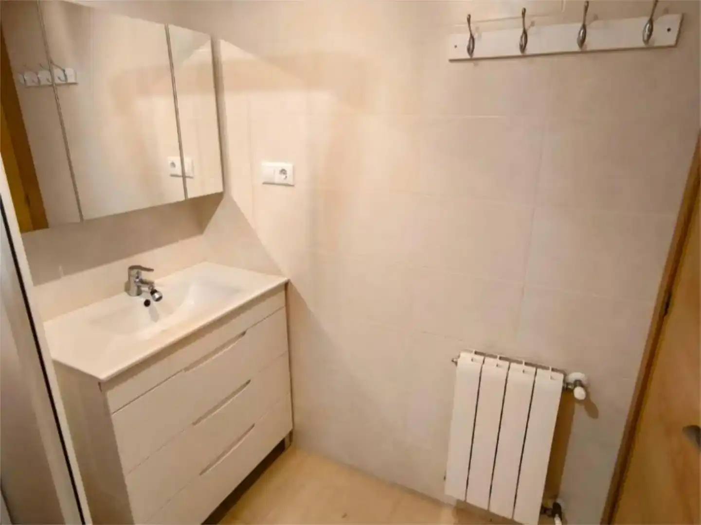 Badezimmer von Wohnung zum Verkauf in Onil mit Balkon
