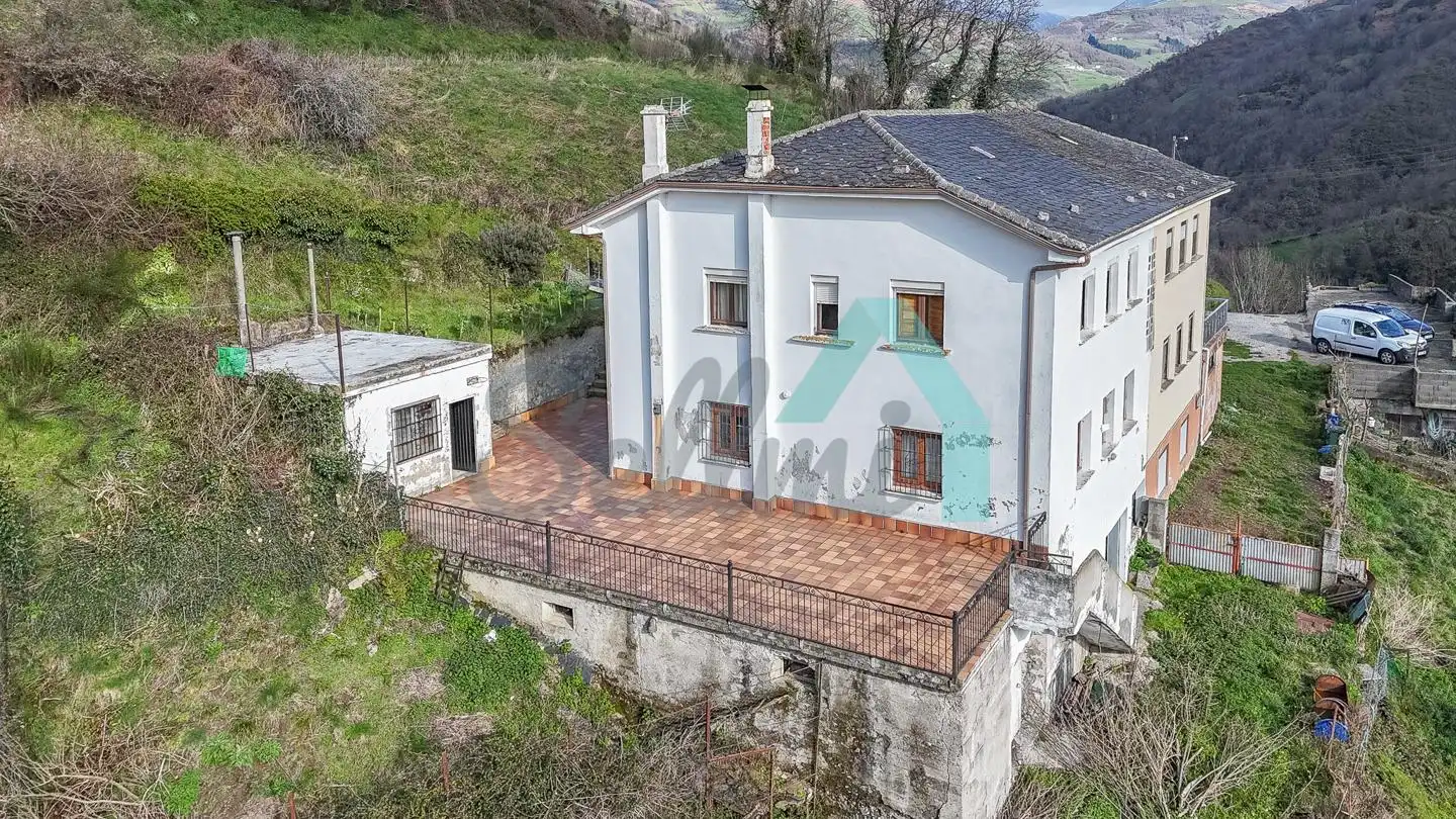 Vista exterior de Casa adosada en venda en Cangas del Narcea amb Calefacció, Jardí privat i Terrassa