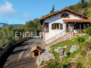 Casa amb balcó en venda a Carretera Upazan