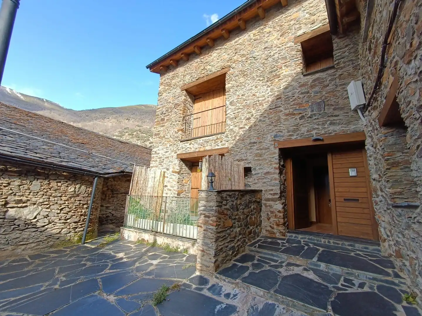 Vista exterior de Pis en venda en Lladorre amb Calefacció i Moblat