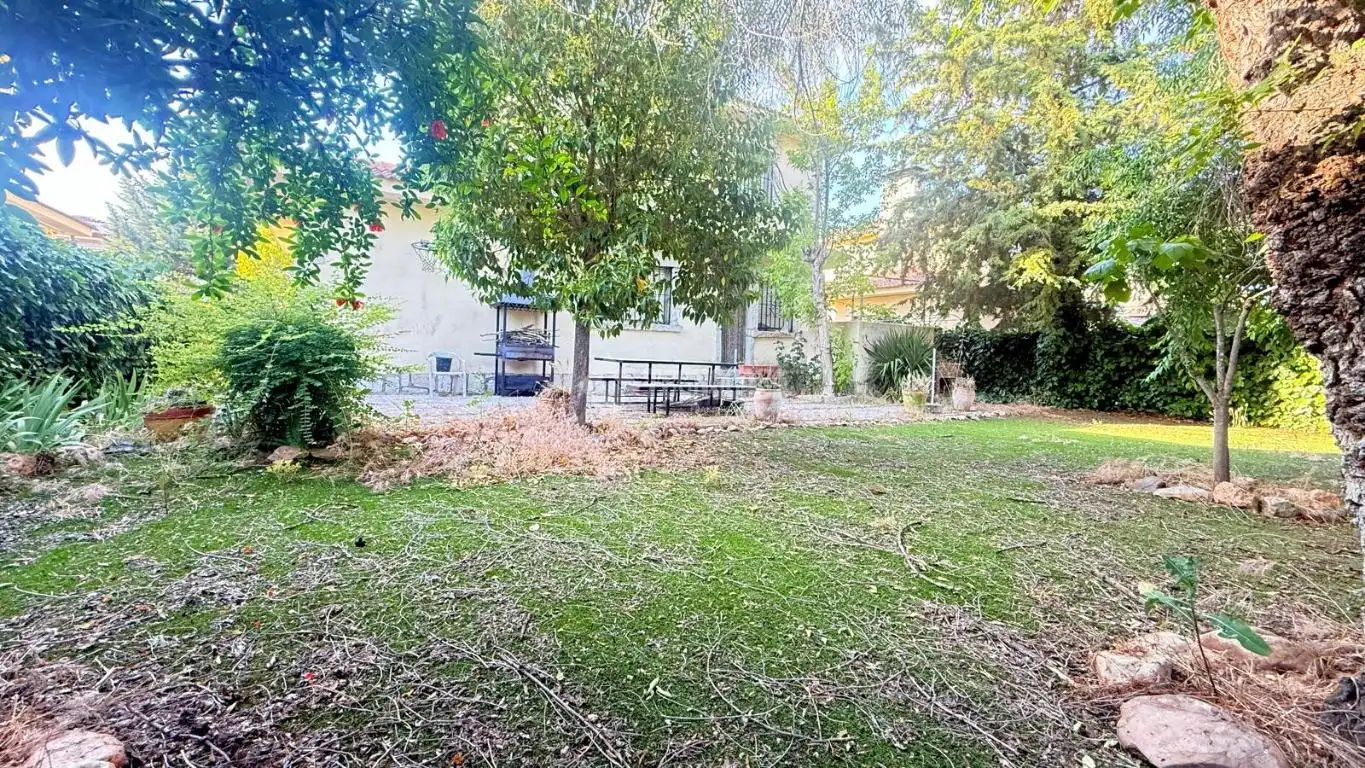 Casa adosada en venta en Camarena con Calefacción, Trastero y Piscina comunitaria