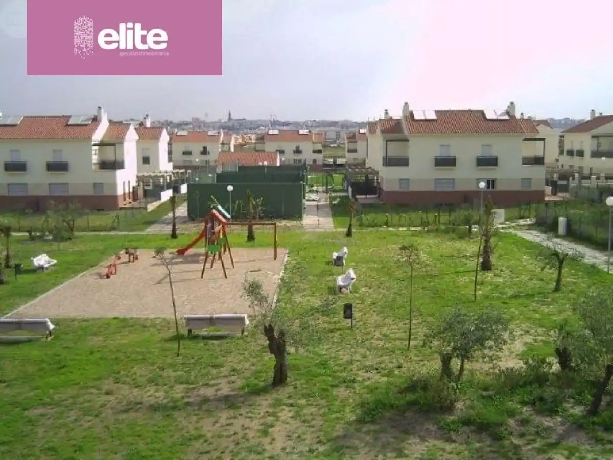 Vista exterior de Casa o xalet de lloguer en Jerez de la Frontera amb Aire condicionat, Calefacció i Jardí privat
