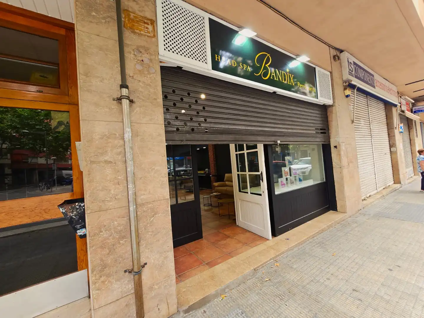Business premises for transfer in Carrer de Ramon J. Sender, imagen 30
