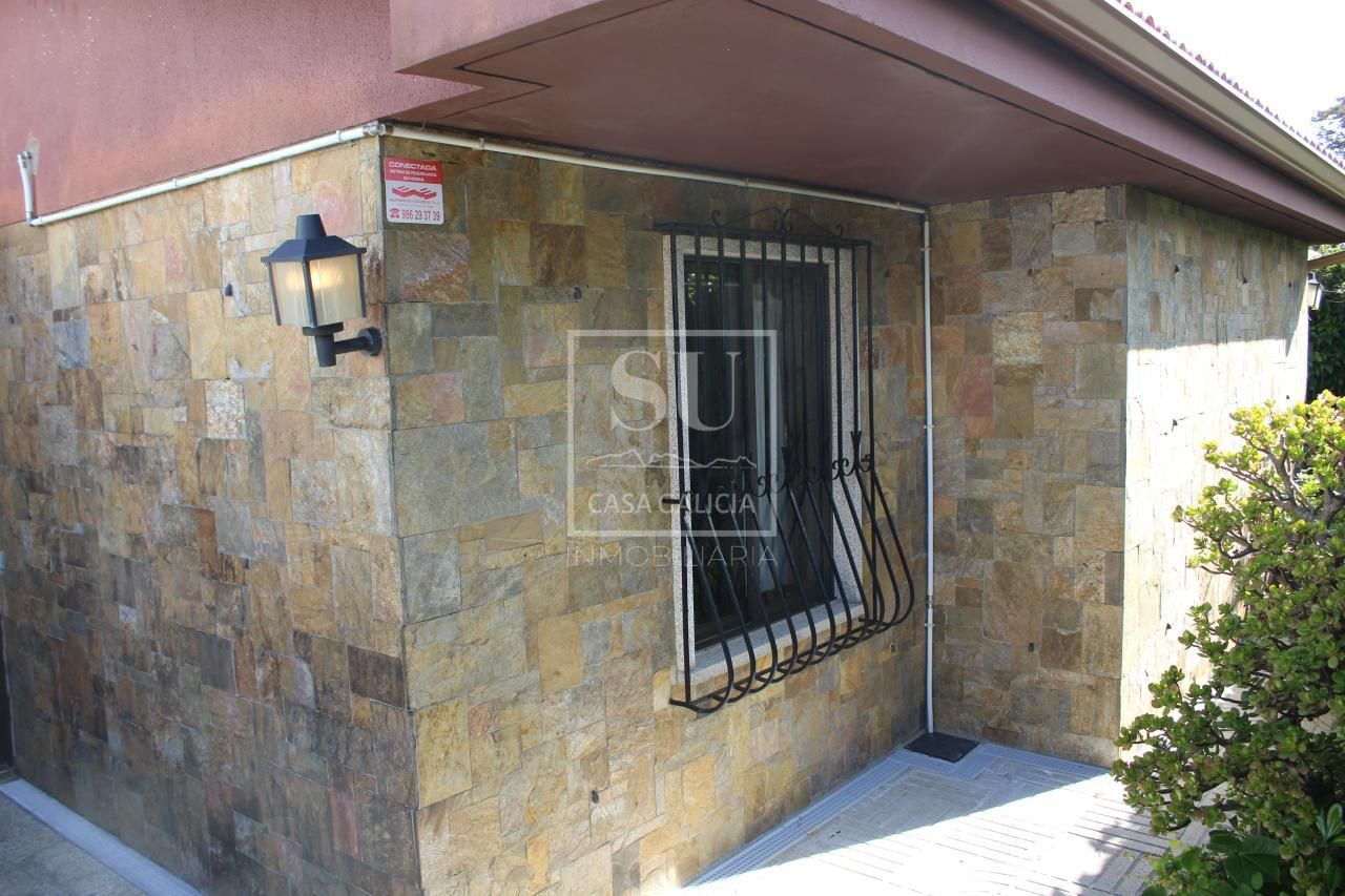 Vista exterior de Casa adosada en venda en Baiona amb Calefacció, Jardí privat i Parquet