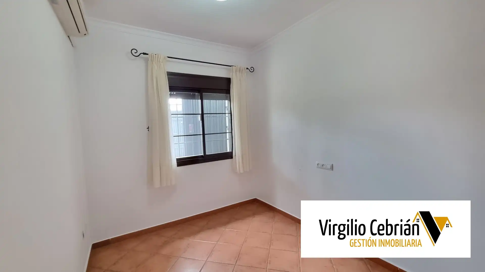Sala d'estar de Casa o xalet en venda en Chipiona amb Aire condicionat, Jardí privat i Terrassa