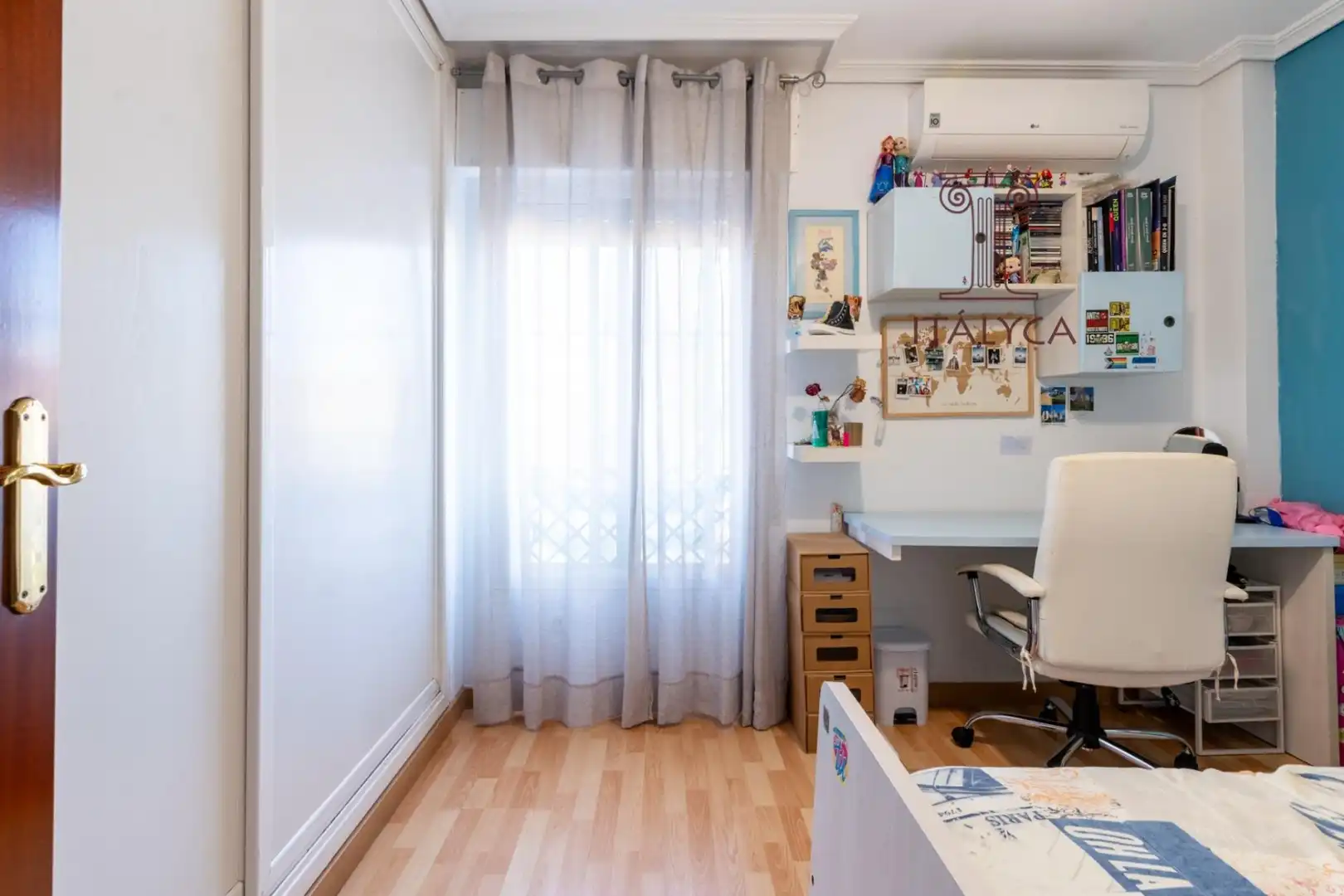 Habitación de Casa adosada en venta en Tomares con Aire acondicionado, Terraza y Trastero